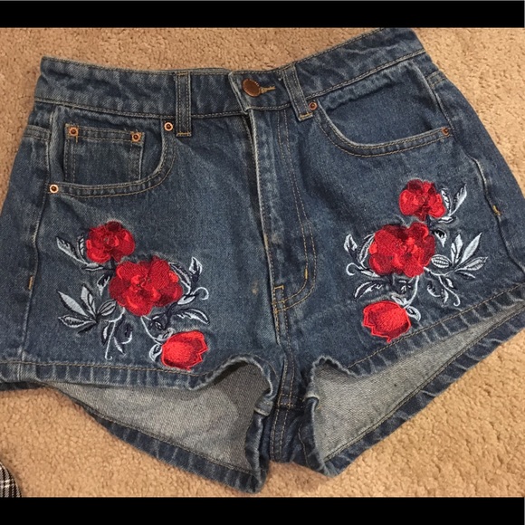 H&M Rose-embroidered High Rise shorts! - Picture 1 of 4